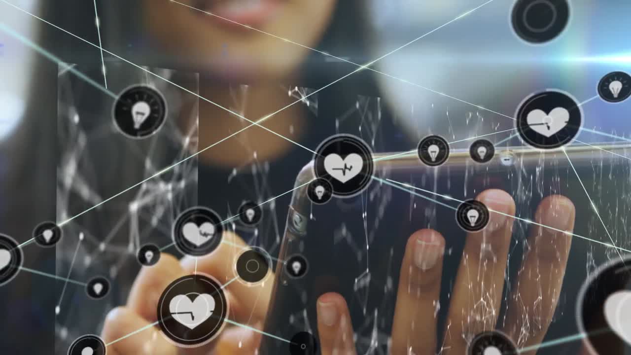 태블릿을 사용하는 두 인종의 사업가 여성에 대한 아이콘과의 연결 네트워크의 애니메이션