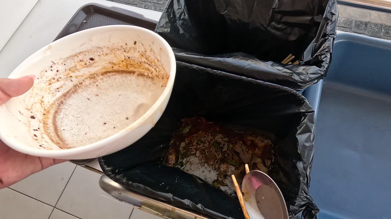 secuencia de descarte de residuos de alimentos en un contenedor de basura.