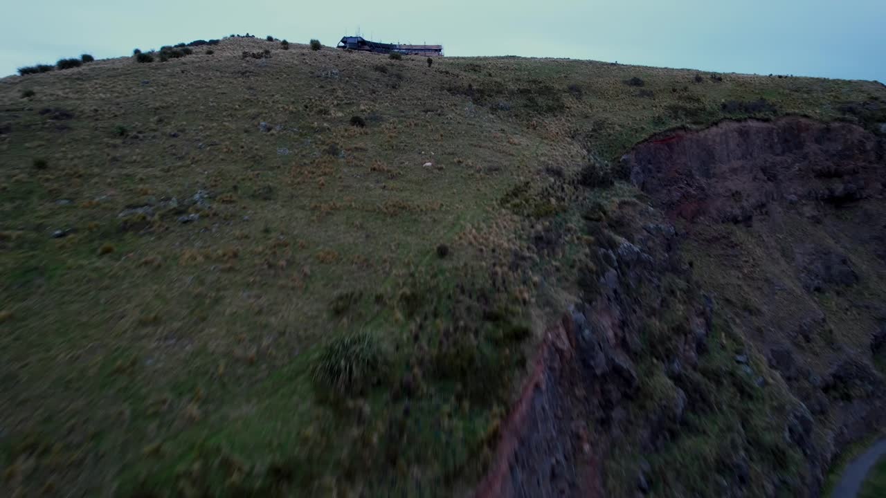 aérea hacia el telesilla de christchurch revelando el puerto de diamantes al amanecer
