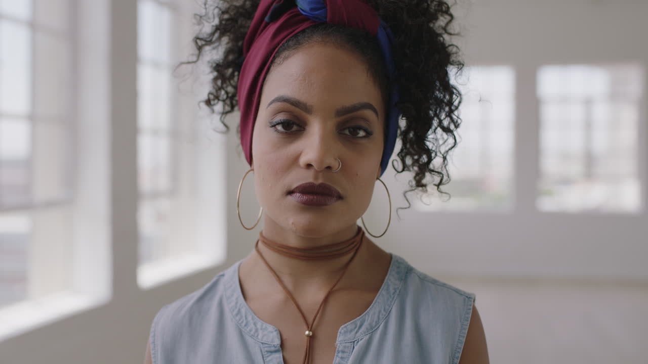 retrato en primer plano de una mujer hispana joven y elegante que se ve intensa y seria ante la cámara belleza femenina independiente