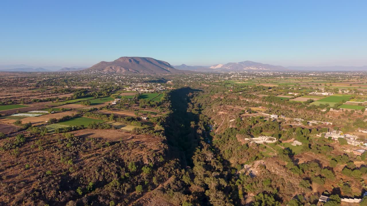 Vista aerea della Valle del Mezquital al tramonto primaverile con aree termali.