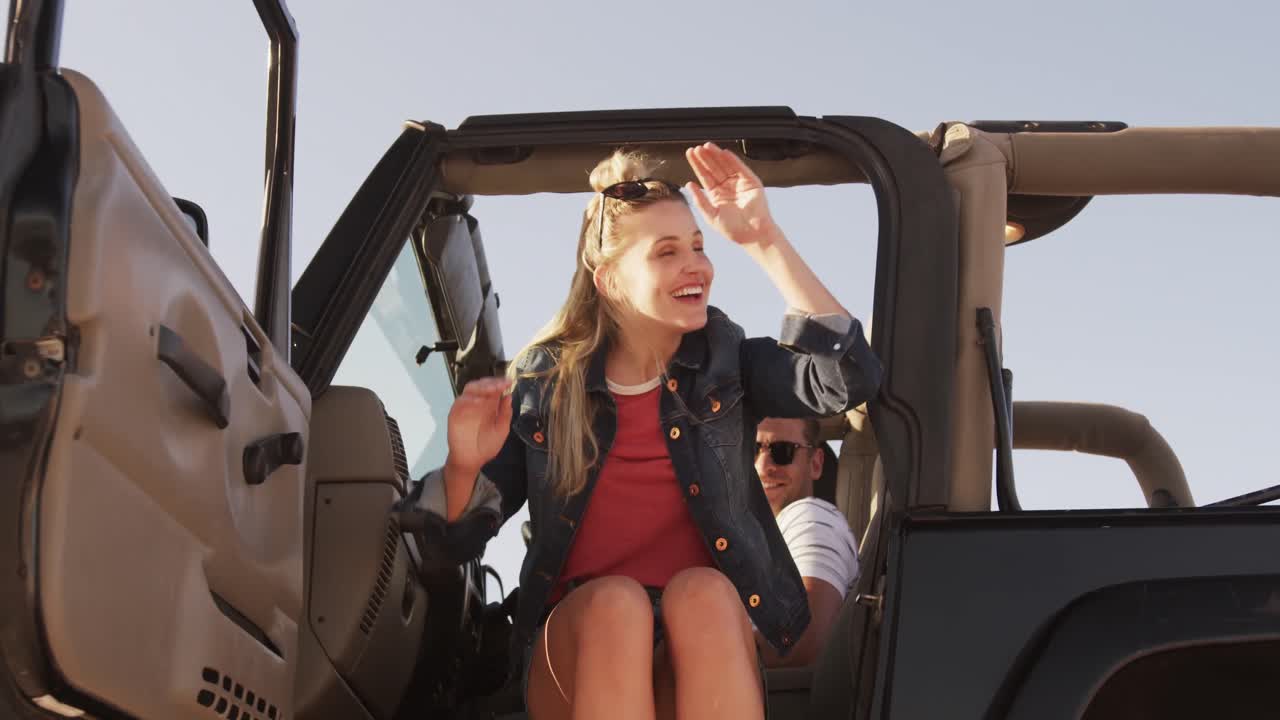 pareja enamorada disfrutando del tiempo libre en un viaje por carretera juntos