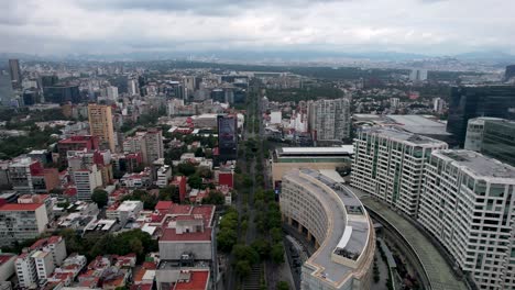 Frontale-Drohnenaufnahme-Leerer-Straßen-Von-Mexiko-Stadt-Am-Morgen-In-Der-Polanco-Zone