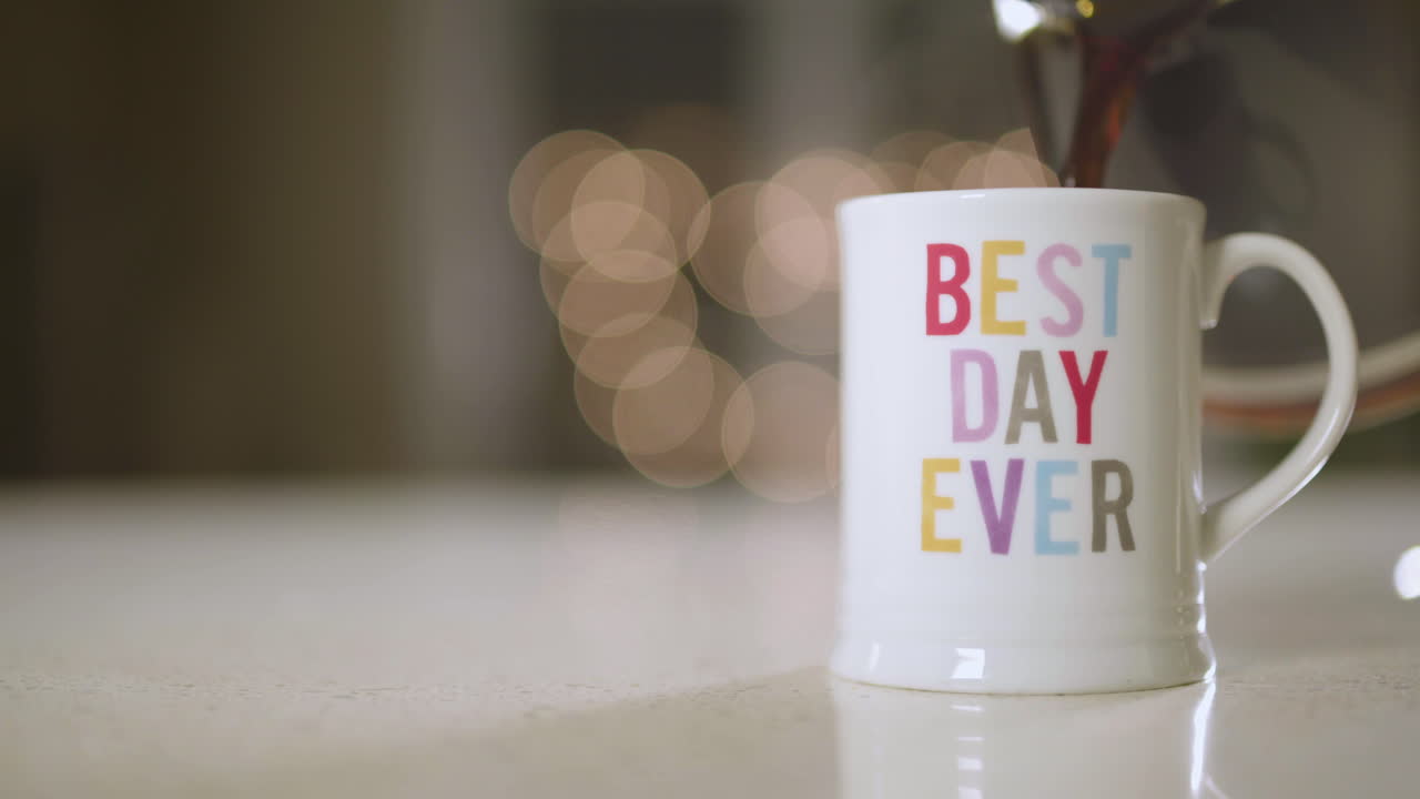 sartén a taza de café y alguien vertiendo café en ella desde una olla