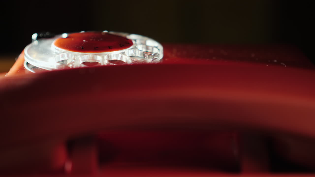 장갑을 낀 손이 오래된 복고풍 전화 4k 비디오 35의 번호를 다이얼합니다.