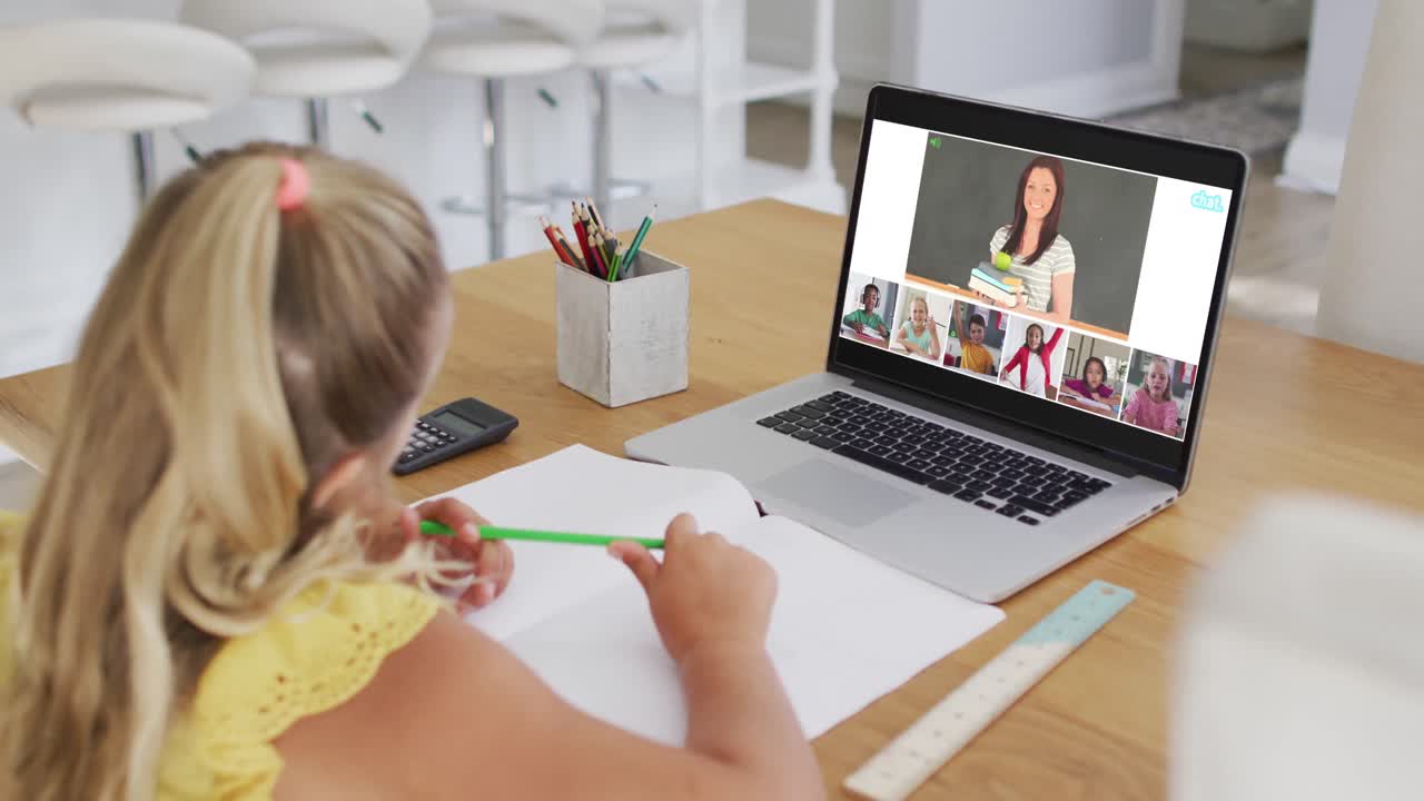 composición de una niña que usa una computadora portátil para una lección en línea en casa, con un maestro y una clase diversos en la pantalla