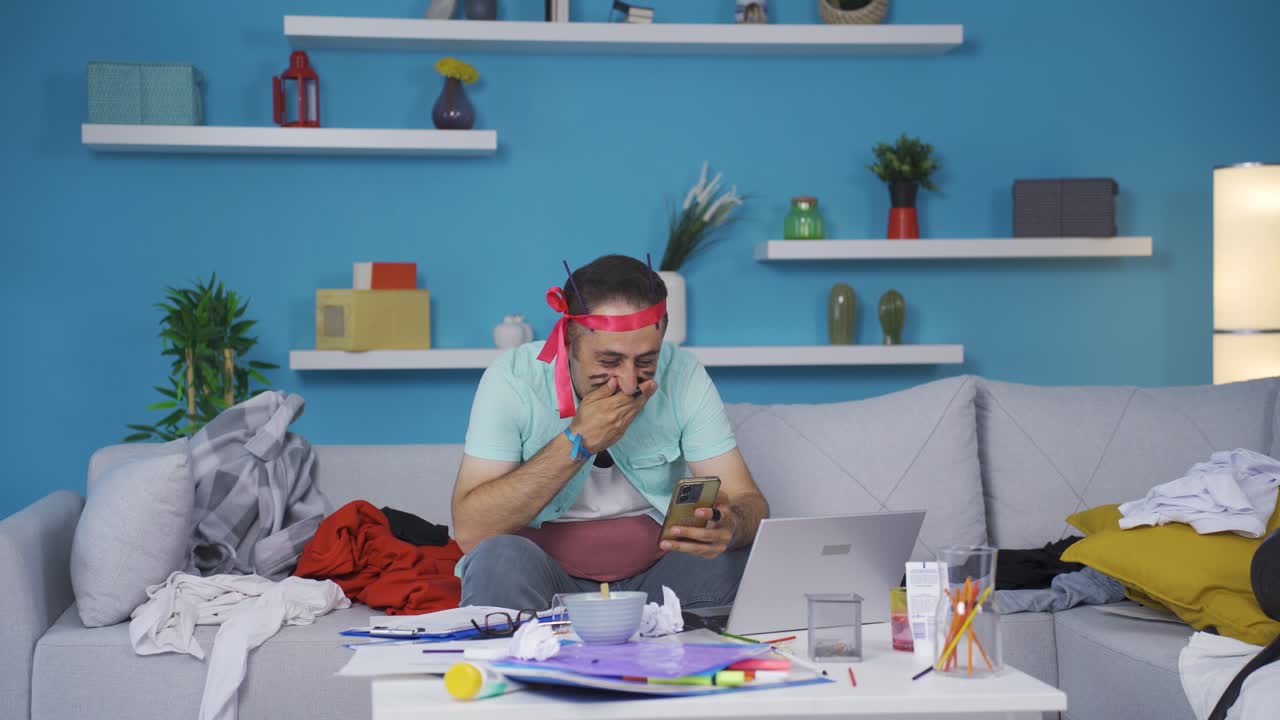 el hombre gracioso es considerado mientras trabaja en la computadora portátil.