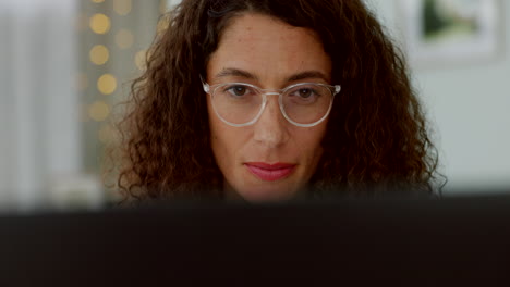 computadora portátil, mujer pensante y gafas