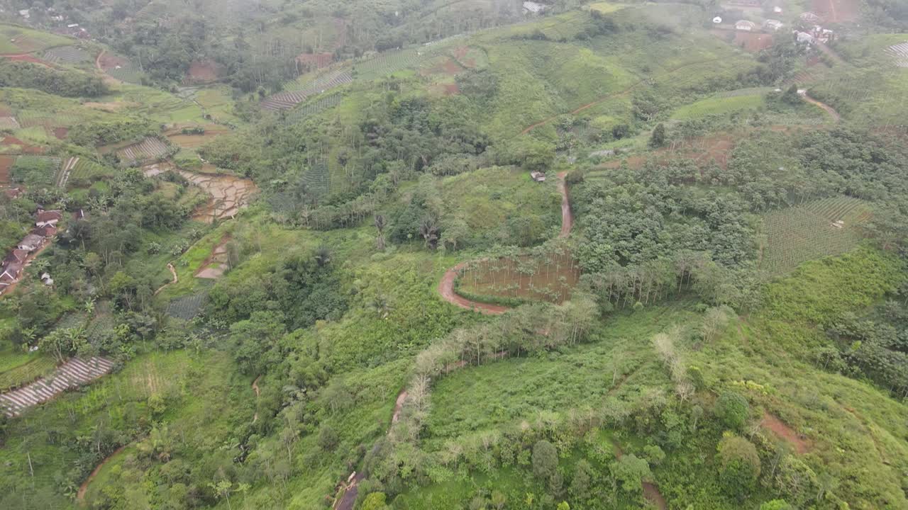 el dron se inclina hacia abajo y sale del carro: vista aérea de hermosas colinas verdes