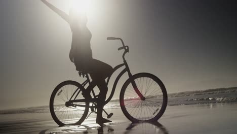 Silueta-De-Mujer-Sentada-Con-Los-Brazos-Extendidos-En-Bicicleta