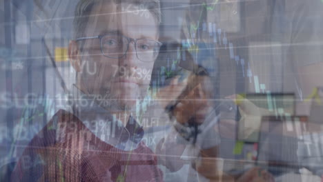 el video muestra a un grupo de personas procesando datos financieros y trabajando en el mercado de valores.