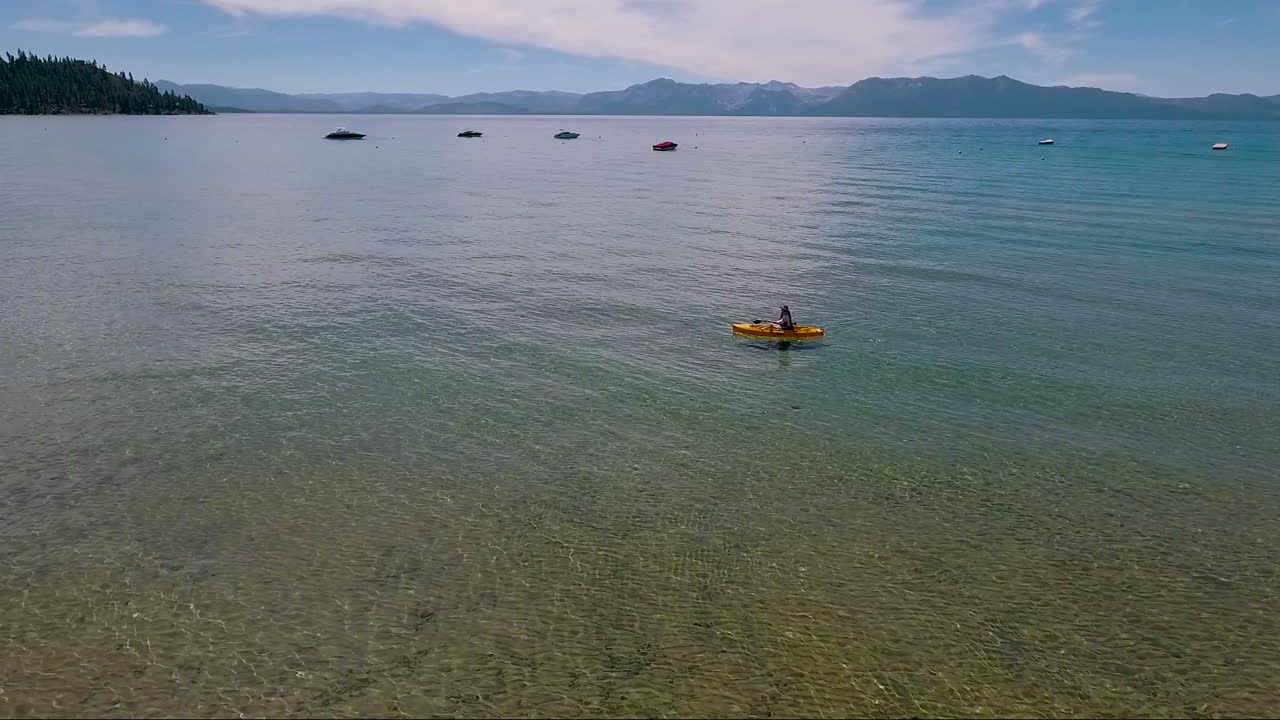 레이크 타호 5에서 카약을 노 젓는 여성 위의 공중