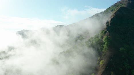 구름과 서쪽 ghats, 인도, mulshi, maharashtra의 산 위의 꾸준한 드론 timelapse