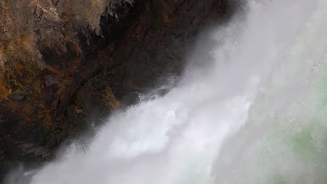 cascada de agua en cámara lenta cayendo sobre las cataratas superiores de yellowstone