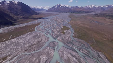 Luftflug-über-Den-Geflochtenen-Godley-Fluss-Mit-Blick-Auf-Die-Schneebedeckten-Berge-In-Der-Nähe-Des-Tekapo-sees-In-Canterbury,-Neuseeland