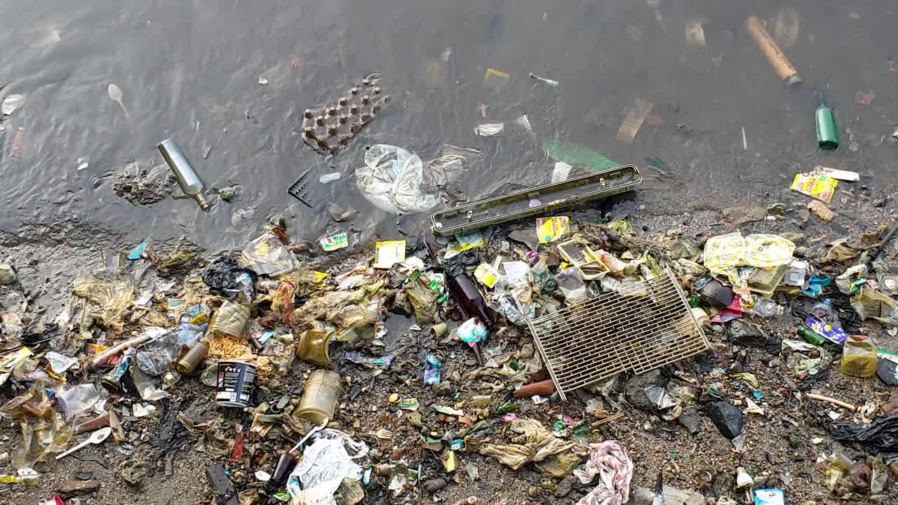 la contaminación oceánica por plástico, basura y otras basuras a lo largo de la costa de sorong en la provincia de papúa occidental, indonesia