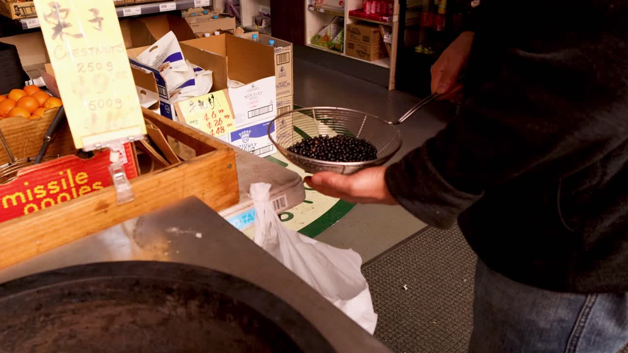 시장 에서 검은 콩 을 는 사람