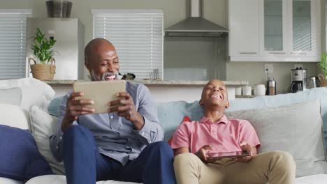 Video-De-Un-Feliz-Padre-E-Hijo-Afroamericanos-Usando-Tabletas-Juntos