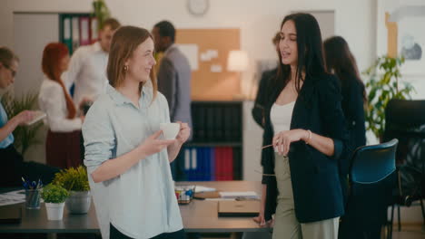 Kollegen-Diskutieren-Und-Trinken-Kaffee-Im-Büro.