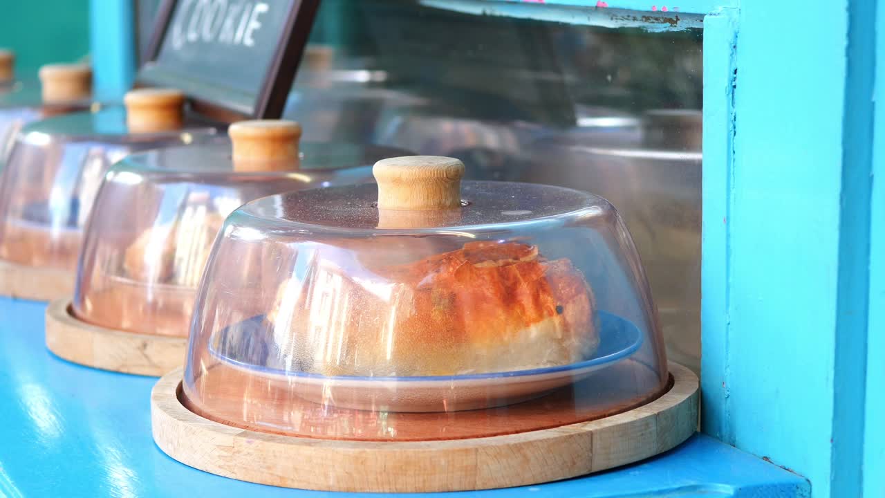 Vetrina di panetteria con pane fresco e biscotti