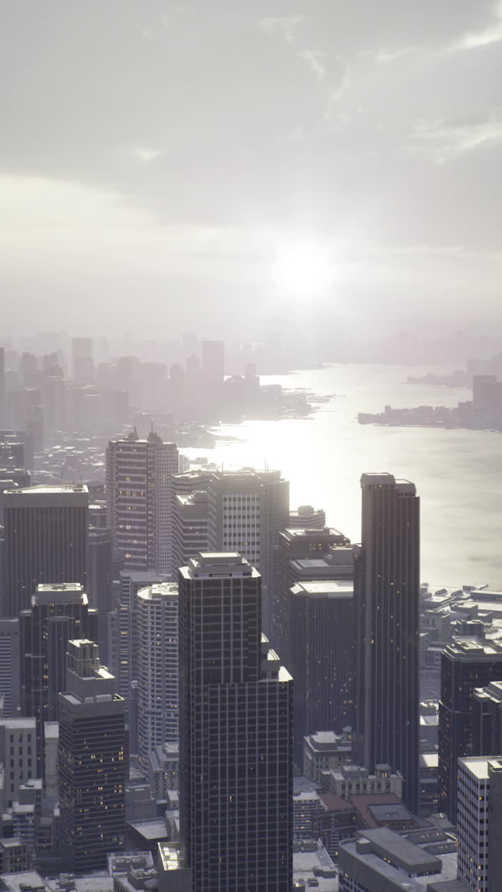 Paisagem urbana ao nascer do sol com reflexos na água e nuvens dramáticas