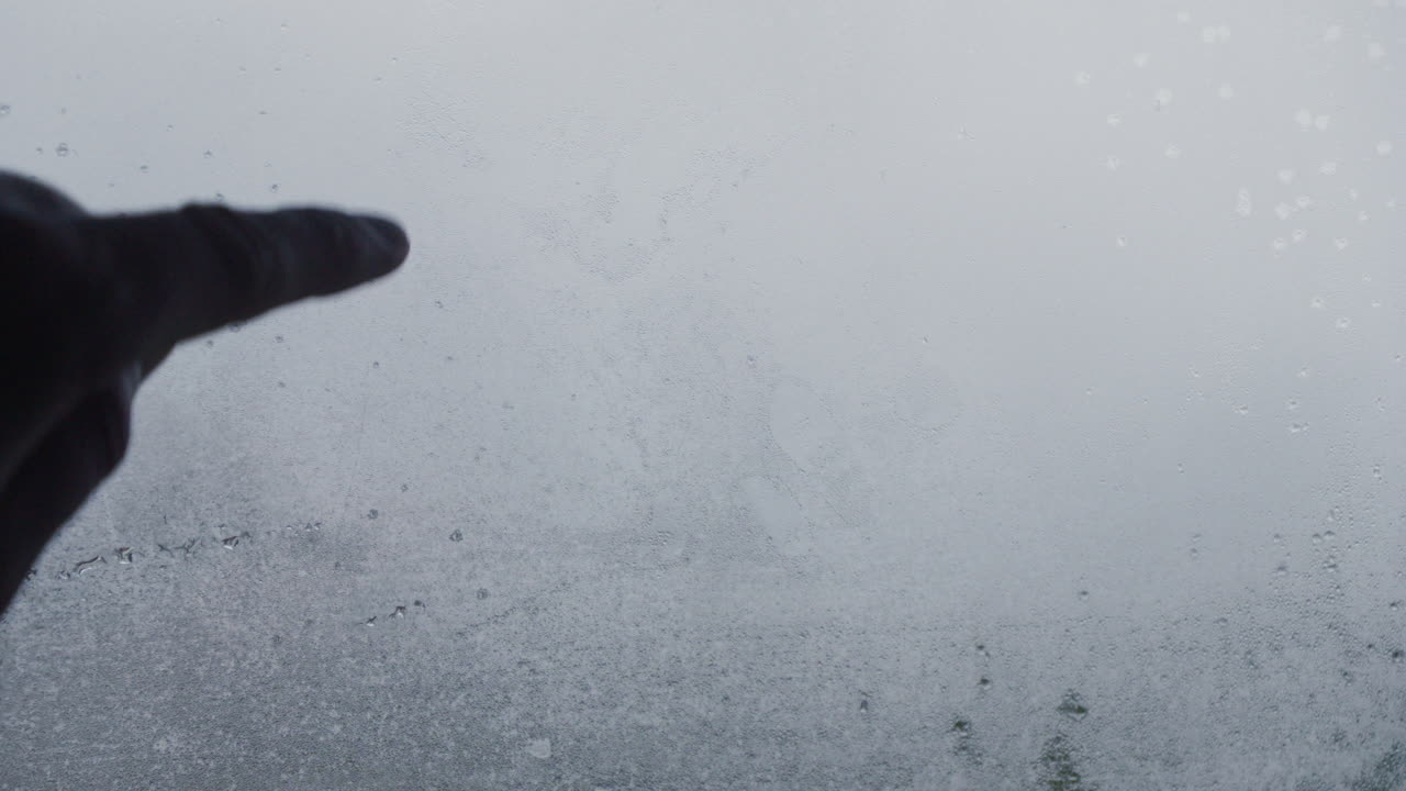 안개 인 창문 에 손가락 으로 그려진 '아기' 표지판