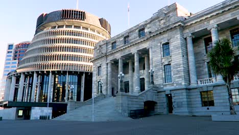 Walking-past-New-Zealands-Parlement-building-in-Wellington-on-a-sunny-day