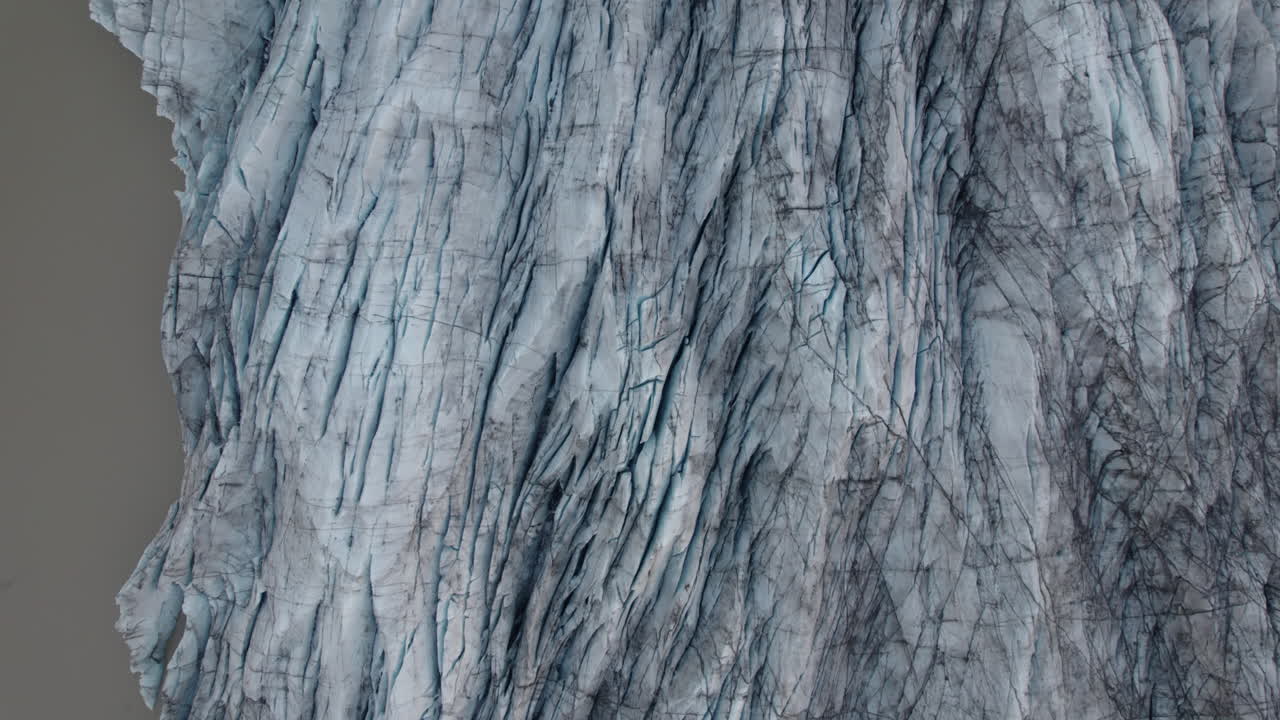 vista panorámica de izquierda a derecha de un glaciar en islandia sucio de sedimentos