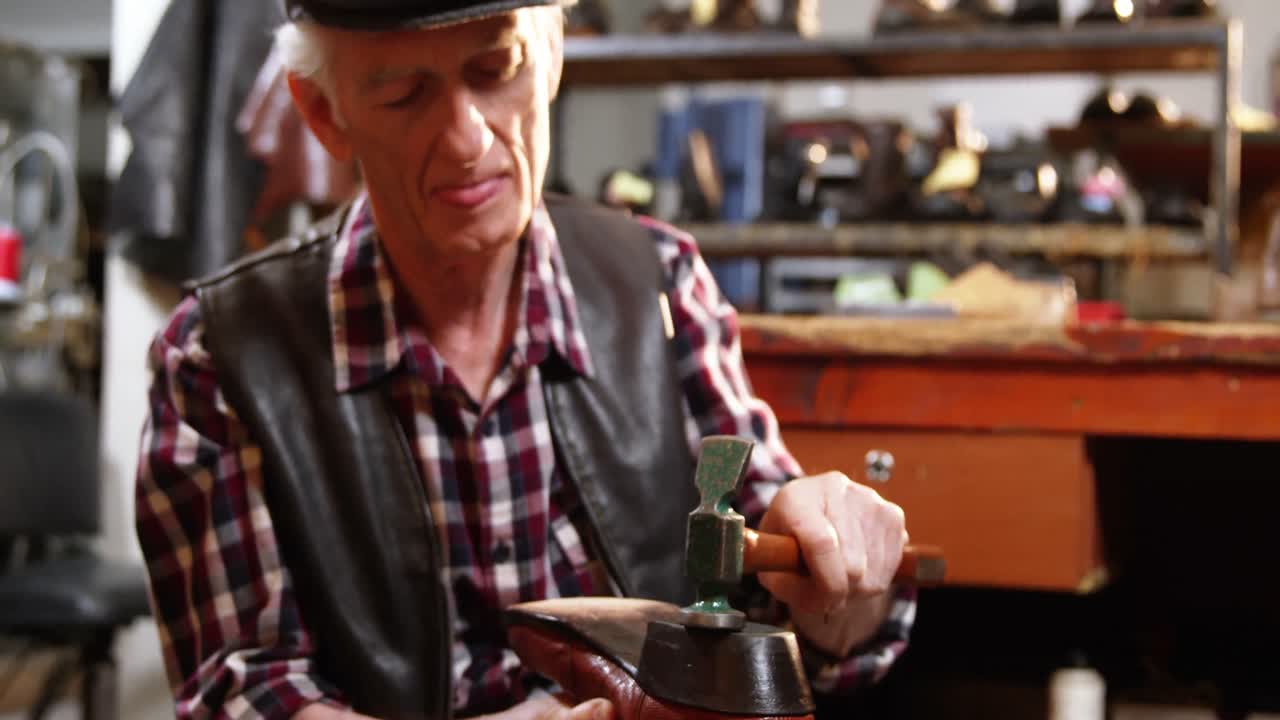 zapatero golpeando un zapato