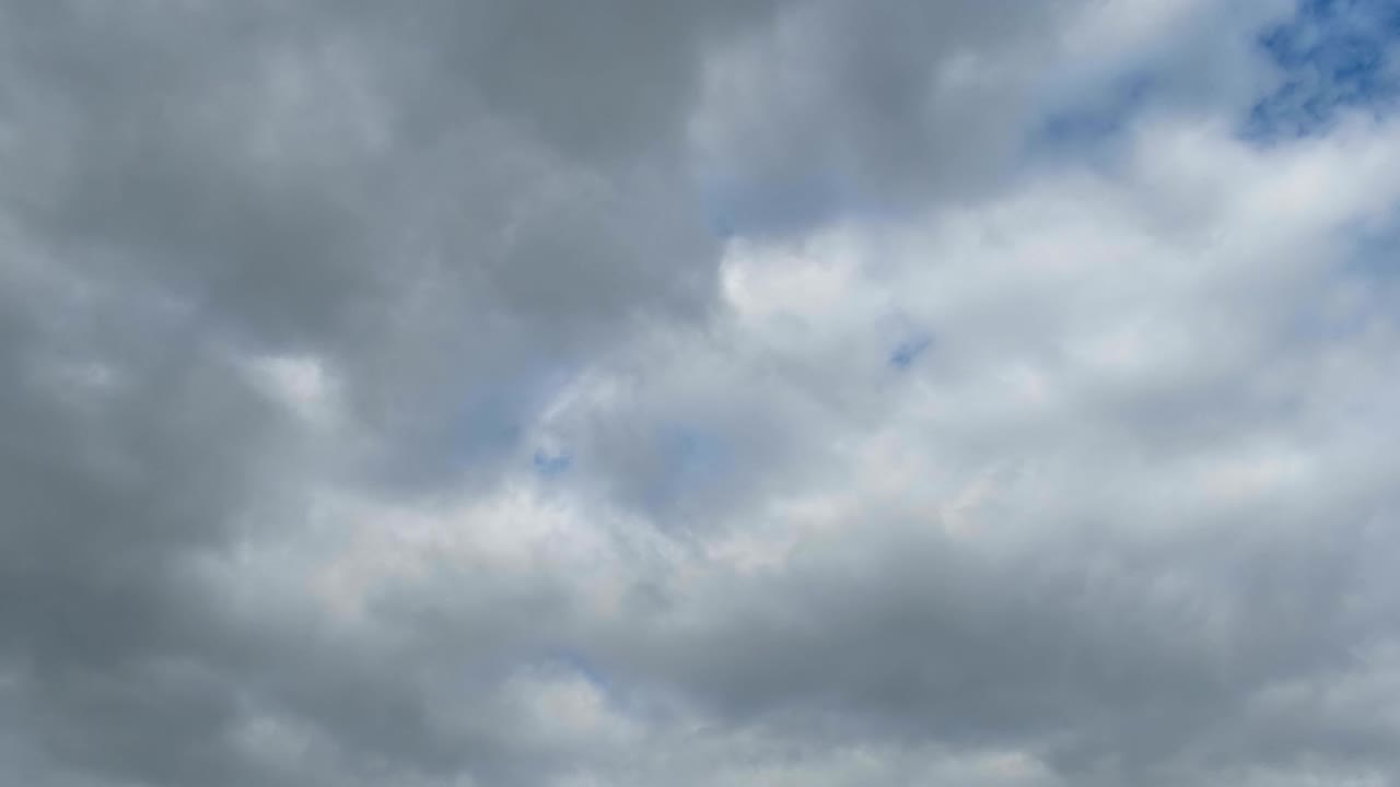 파란 하늘에서 구름이 움직이고 있습니다. 타임스