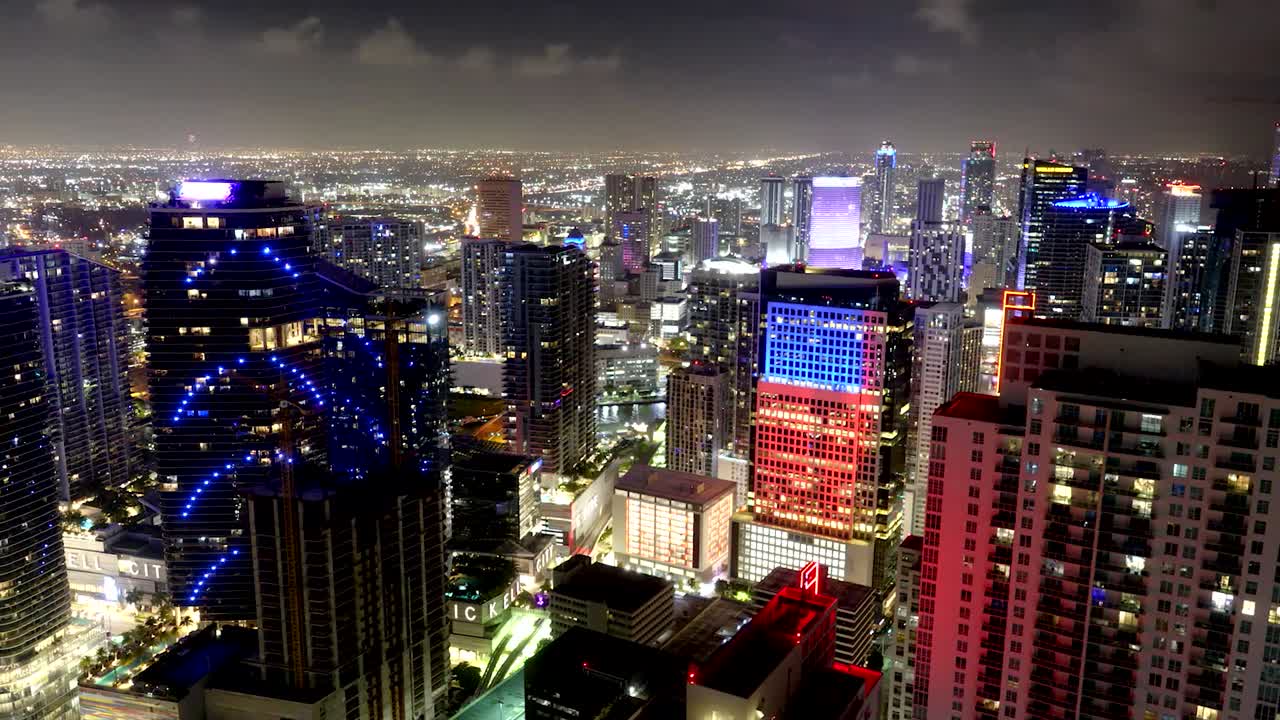 timelapse de miami desde arriba durante los fuegos artificiales en brickell