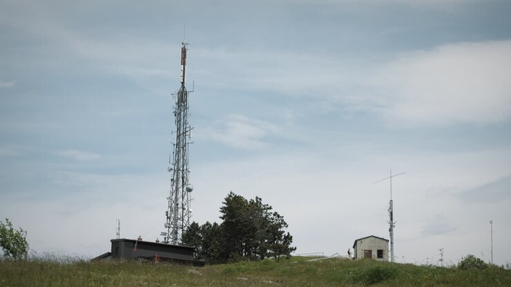 турист, проходящий мимо камеры в размытом состоянии, видна только нижняя часть тела без головы