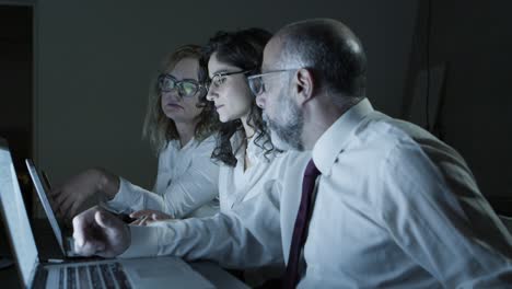 compañeros de trabajo usando computadoras portátiles y discutiendo proyectos