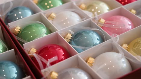 bolas de árbol de navidad de colores con un acabado brillante almacenadas en una caja