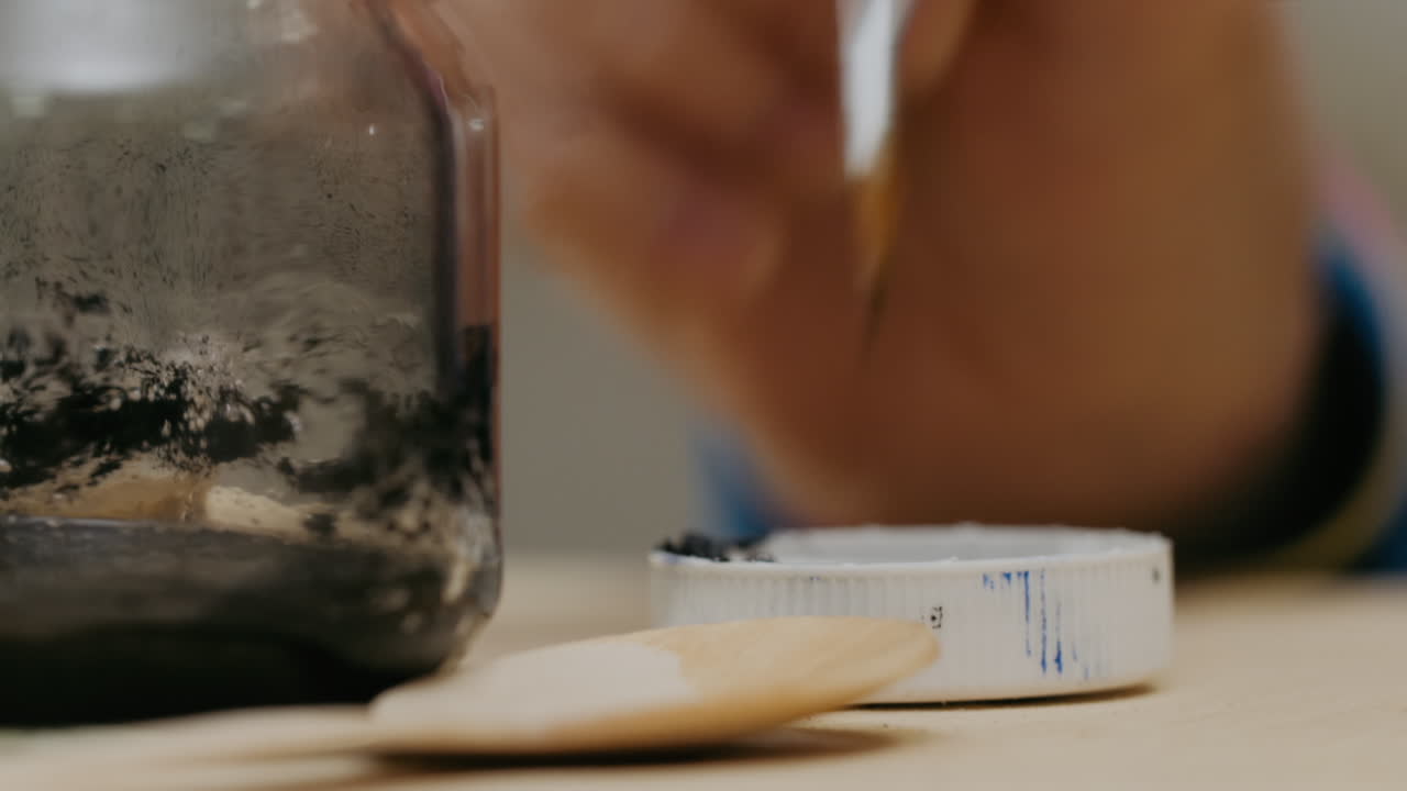 예술가 검은색 페인트로 그림을 그린다