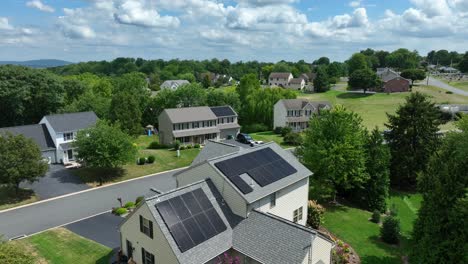 casa con paneles solares en el techo en un vecindario suburbano