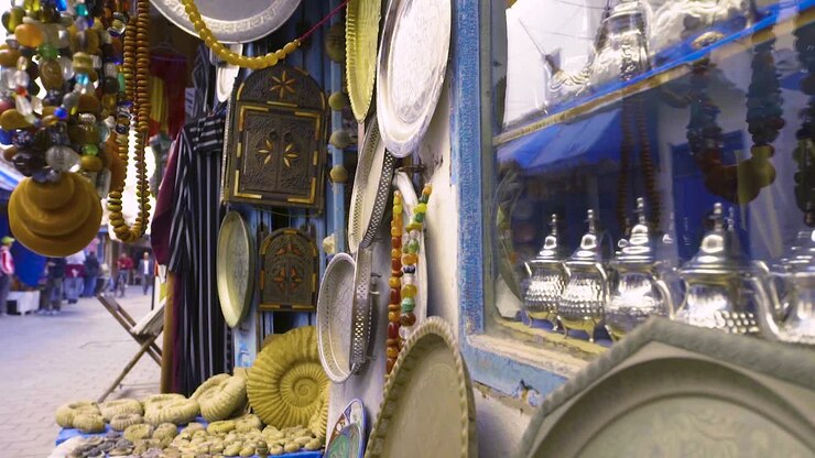 Piatti d'argento e perline in Marocco