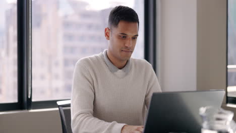 Laptop,-Geschäftsmann-Und-Entspannung-Im-Büro