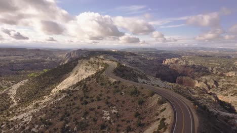 Estableciendo-Una-Toma-De-Drones-Con-La-Cámara-Girando-Lentamente-Hacia-Abajo-Sobre-Toda-La-Ruta-Estatal-Americana-Ruta-Escénica-12-En-El-Monumento-Nacional-Gran-Escalera-Escalante-En-Utah,-Estados-Unidos-En-4k