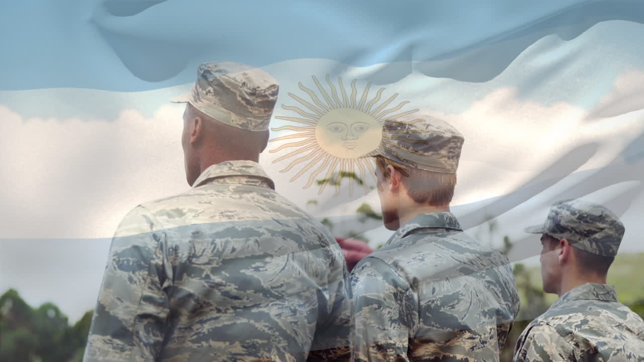 animación de la bandera de argentina sobre varios soldados masculinos saludando
