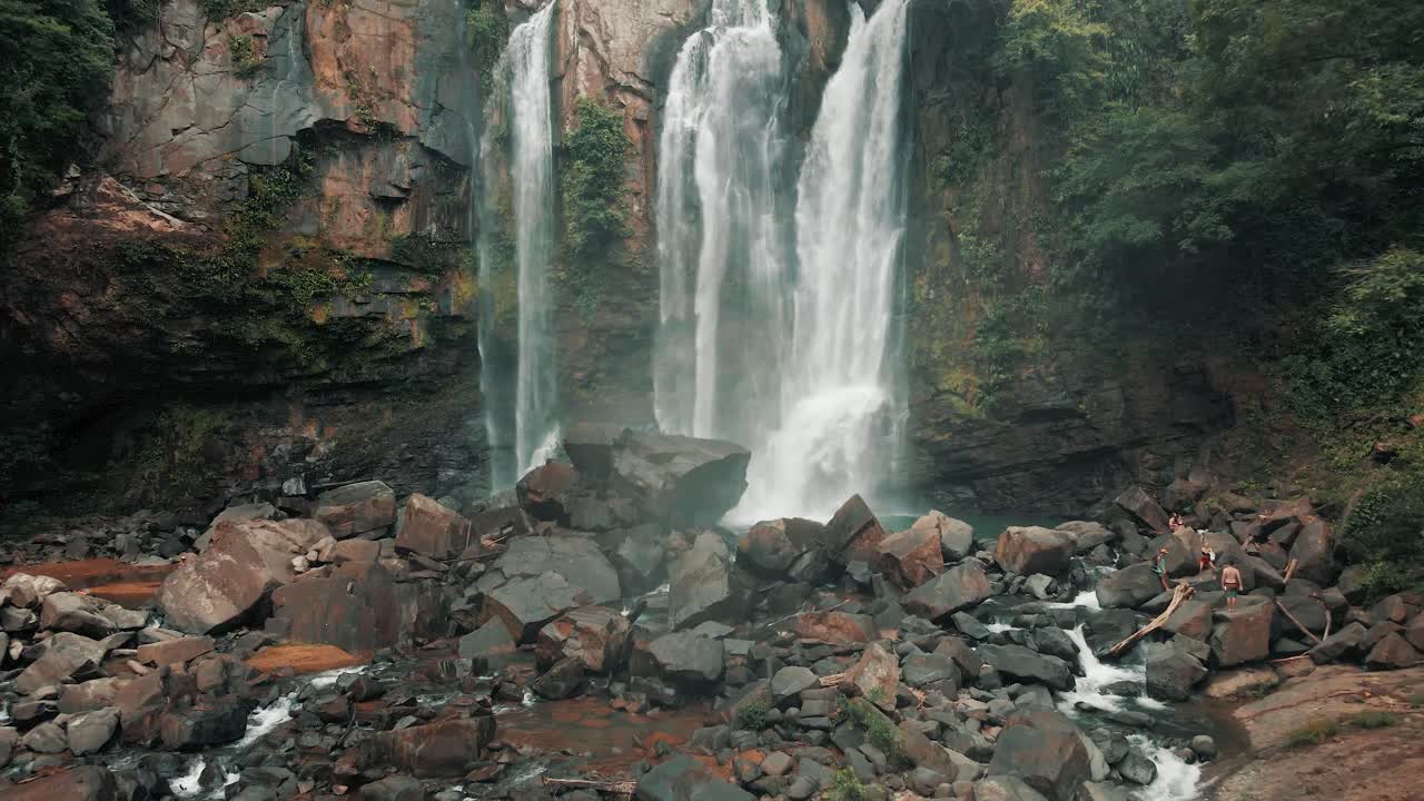 drone fpv al revés en las cataratas de nauyaca en costa rica