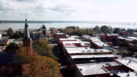 órbita aérea de la iglesia y el ayuntamiento en new bern carolina del norte, carolina del norte