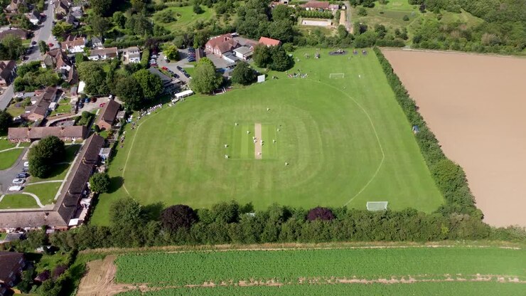 Video drone 4K di una partita di cricket soleggiata in un villaggio del Kent, Inghilterra
