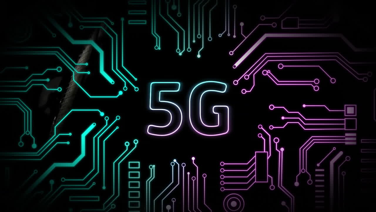 animación de texto 5g y procesamiento de datos digitales a través de una placa de circuitos informáticos