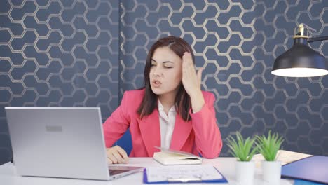 la joven mujer de negocios enojada cuestiona su fracaso.