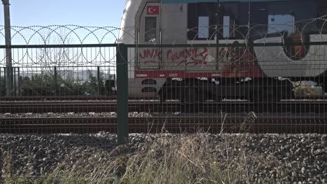 Tren-Sobre-Rieles,-4k-Uhd-Slowmo