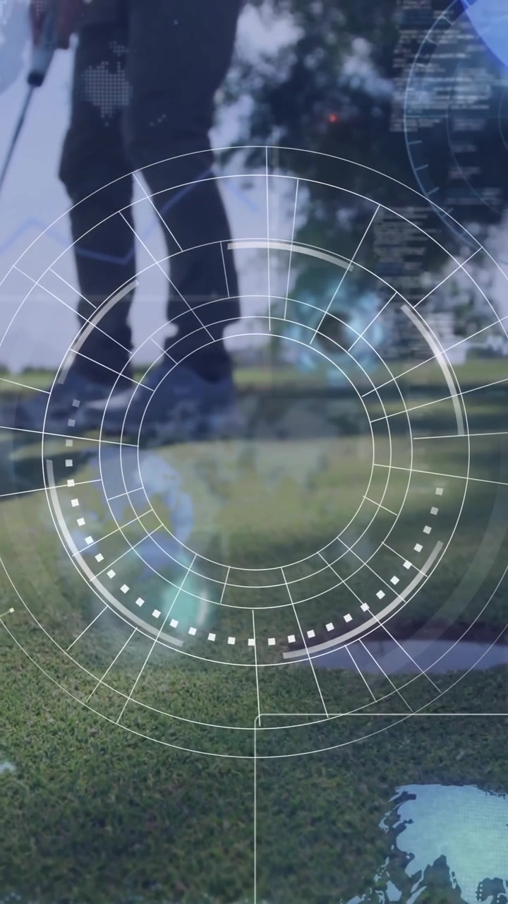 Golfista sul campo con animazione di sovrapposizione di dati digitali e tecnologia