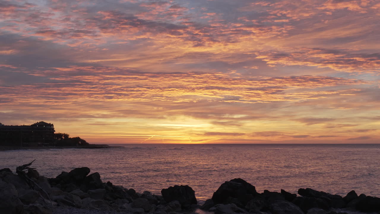 lapso de tiempo durante la mágica hora dorada cuando el sol se eleva sobre el tranquilo horizonte marino cerca de la costa