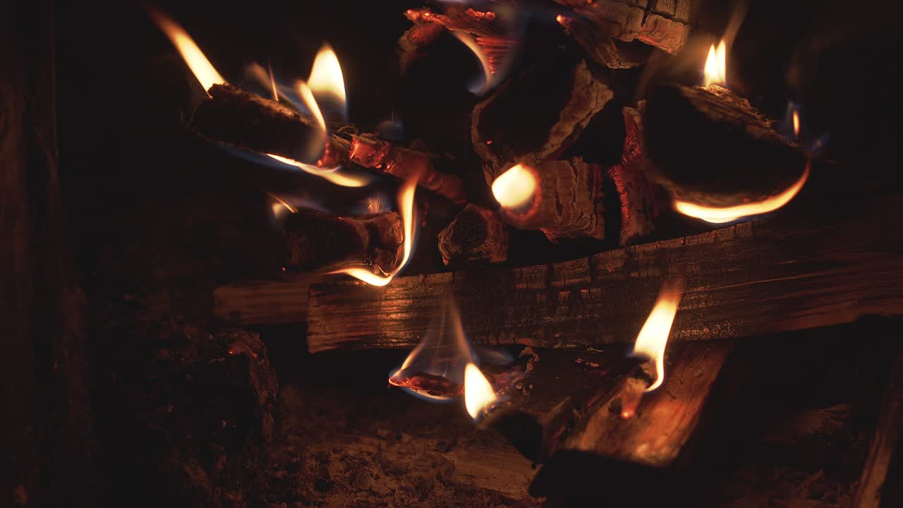 저녁 황혼에 불타는 불꽃.