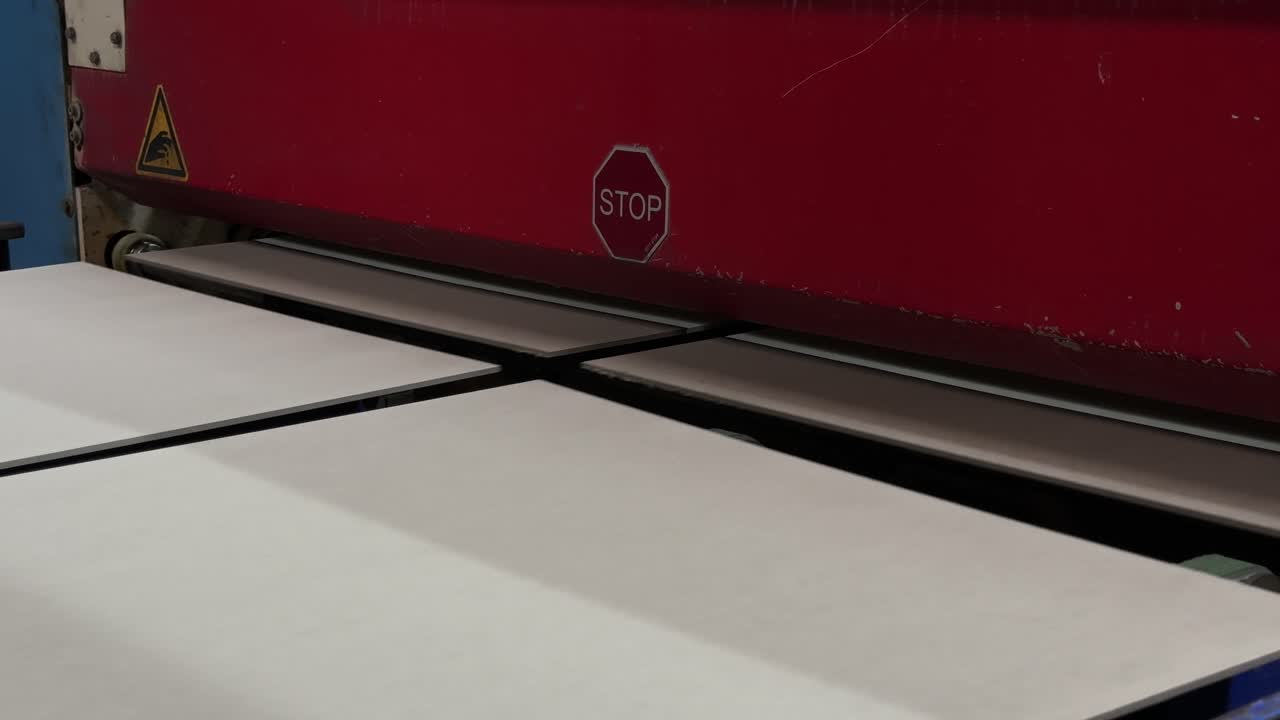 Automatisk produktionsteknik med robottransportbånd på en fabrik, der fremstiller fiber-cementprodukter